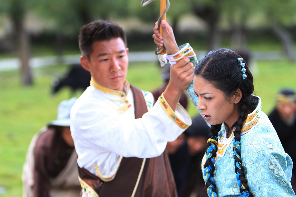 组图:《热巴情》剧照曝光 爱情故事甜美真挚_高清图集_新浪网