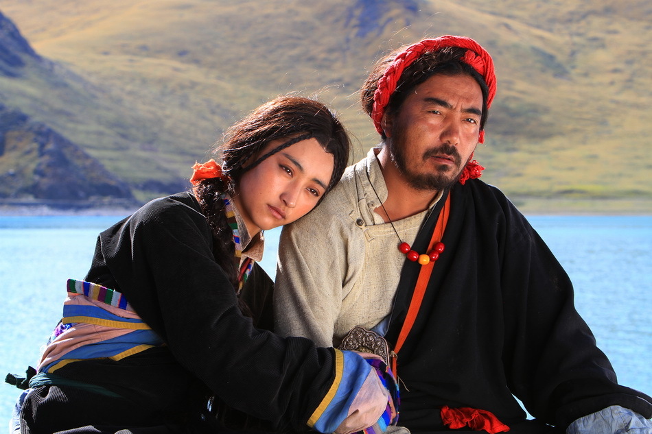 新浪娱乐讯 《热巴情》剧照首次曝光,爱情故事甜美真挚.