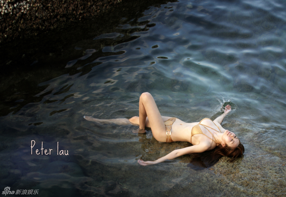 新浪娱乐讯 周韦彤近日曝光一组海中比基尼写真集,被海水打湿身材的她