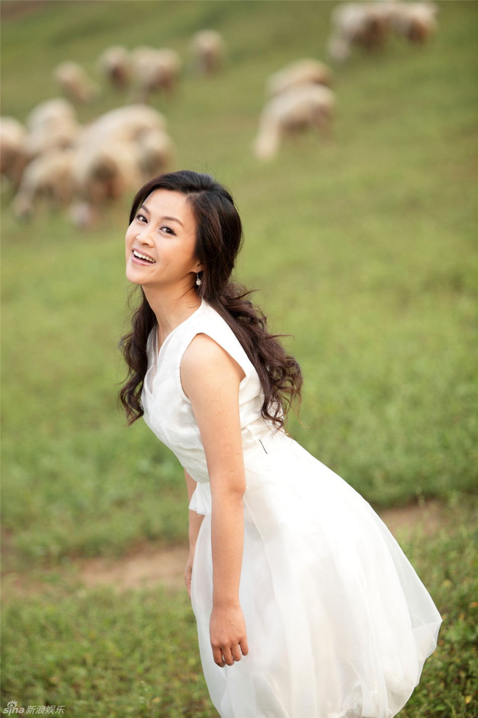 组图:刘芳毓户外写真曝光 尽显美丽优雅_高清图集_新浪网