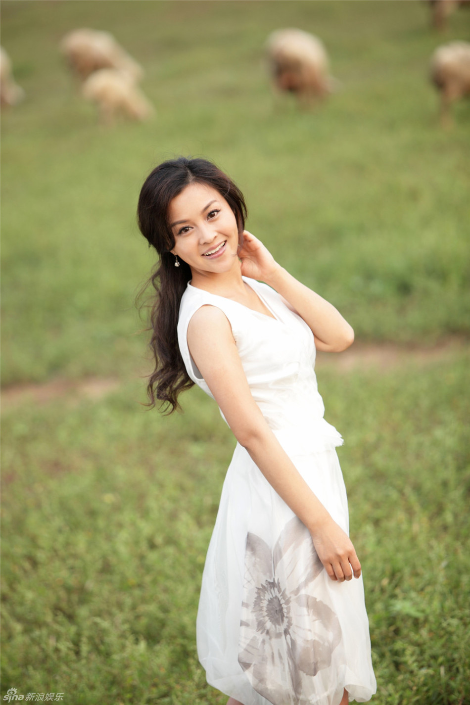 组图:刘芳毓户外写真曝光 尽显美丽优雅_高清图集_新浪网