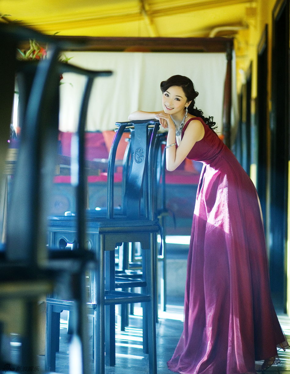 组图:谋女郎李曼时尚写真 低胸礼服秀女人味_高清图集_新浪网
