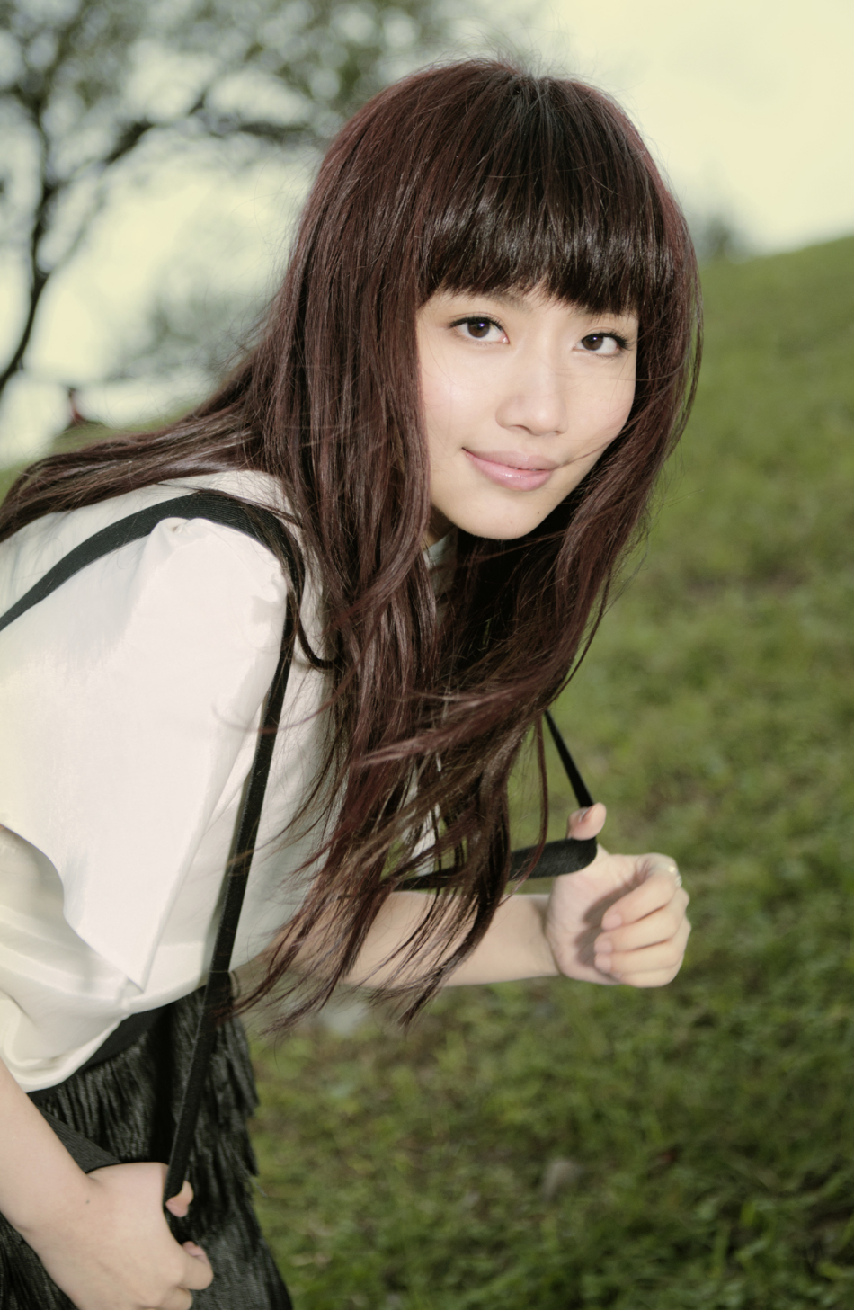 刘惜君透明系宣传照曝光 回归清透单纯起点