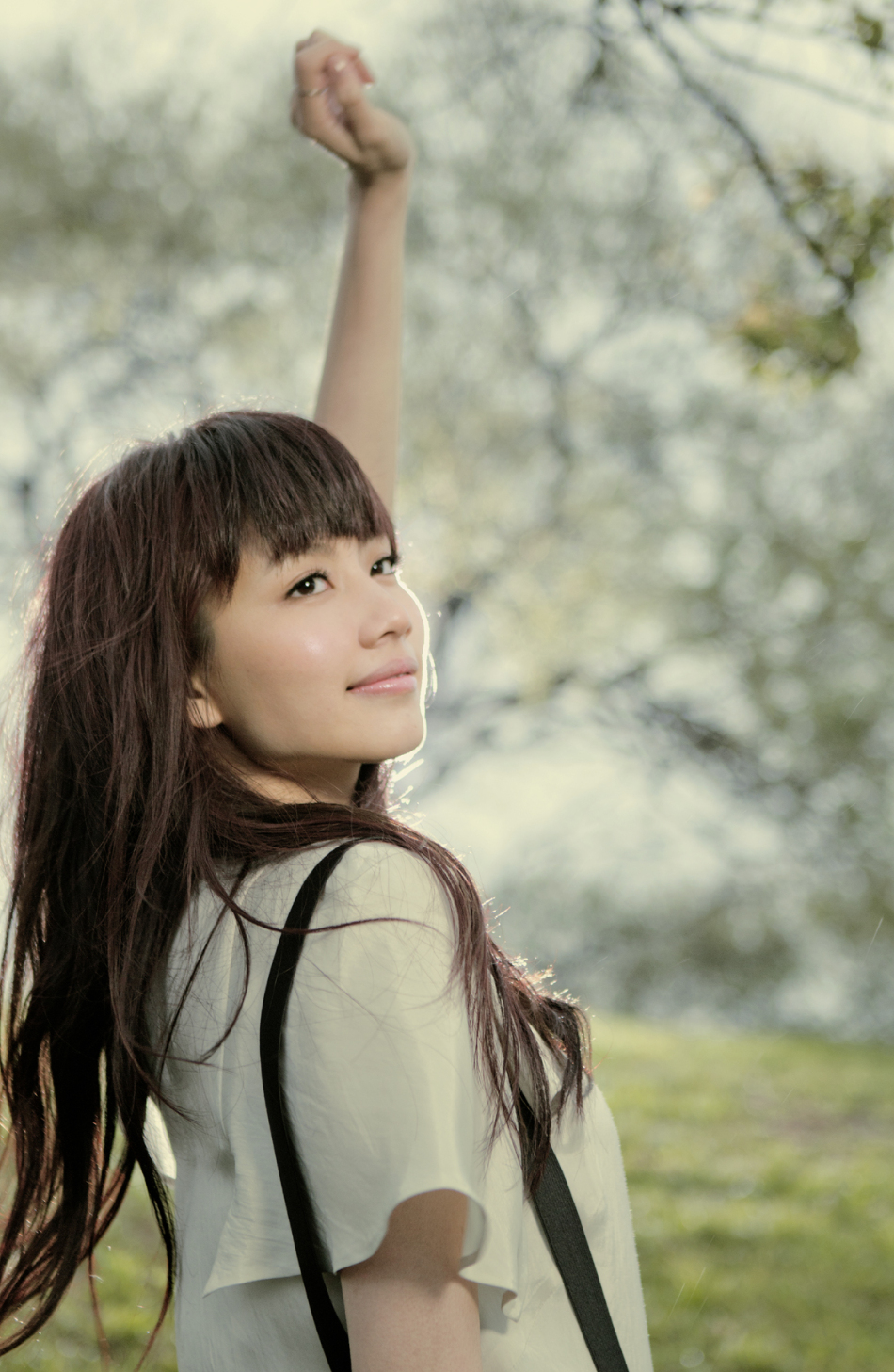 刘惜君透明系宣传照曝光 回归清透单纯起点