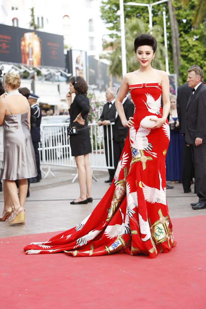 范冰冰仙鹤裙亮相戛纳电影节红地毯
