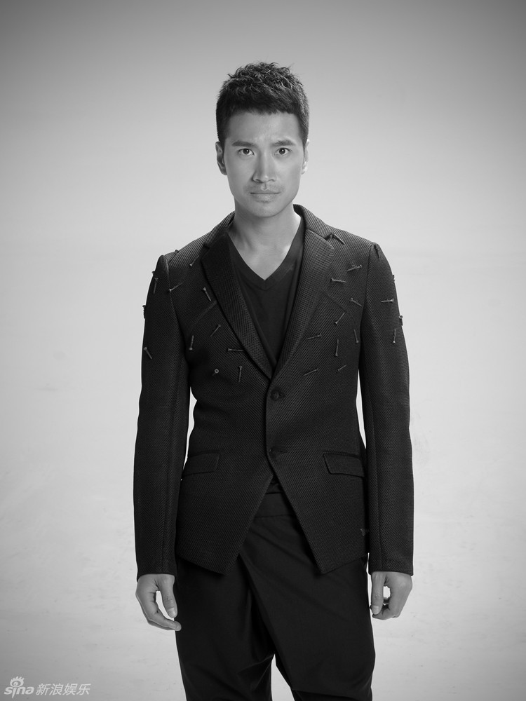 何晟铭变身雅痞型男