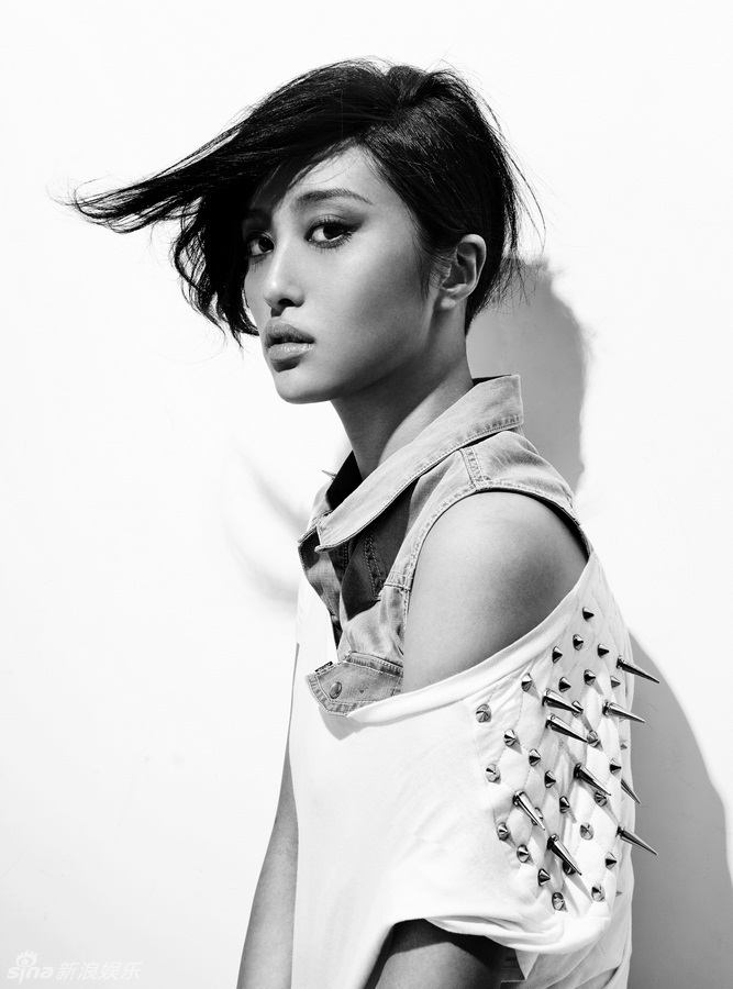新浪娱乐讯 日前,"林无敌"李欣汝黑白格调写真曝光,片中的她风格多样