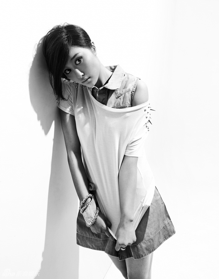 组图:李欣汝黑白格调写真曝光 文艺范儿十足_高清图集_新浪网