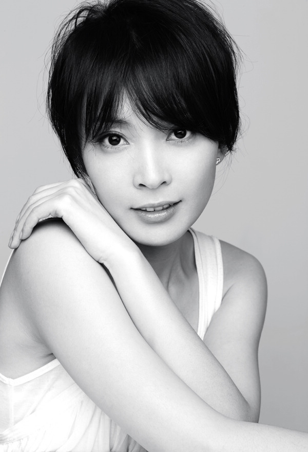 新浪娱乐讯 近日,刘威葳拍摄了一组素雅的时尚大片