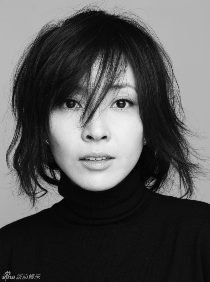 新浪娱乐讯 近日,刘威葳拍摄了一组素雅的时尚大片