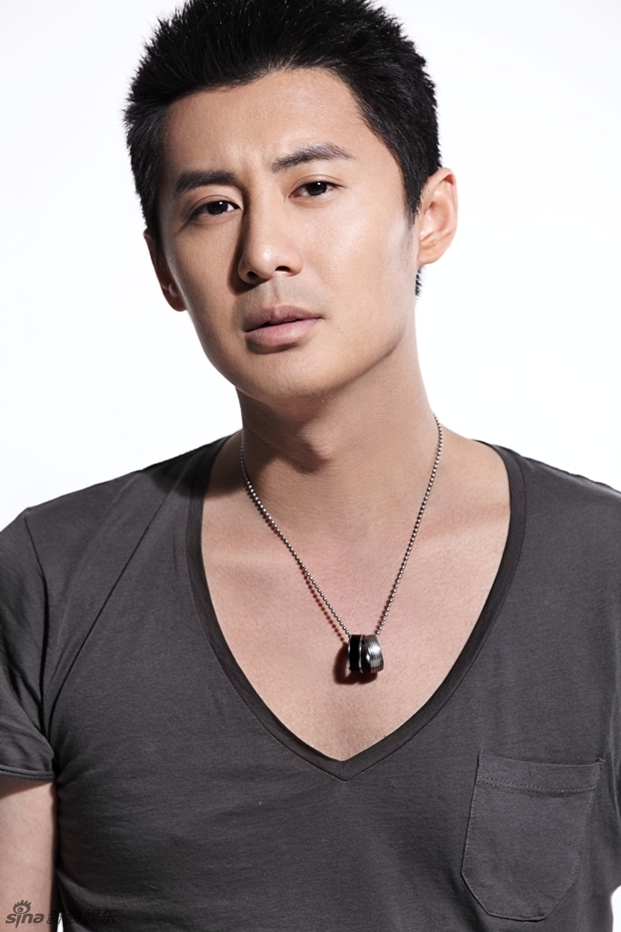 新浪娱乐讯 日前,青年演员张天其拍摄了一组全新时尚写真,张天其穿上