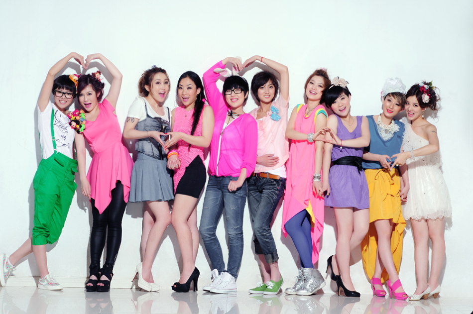 组图:快乐女声庆六一 沈阳唱区10强"卖萌"_高清图集_新浪网