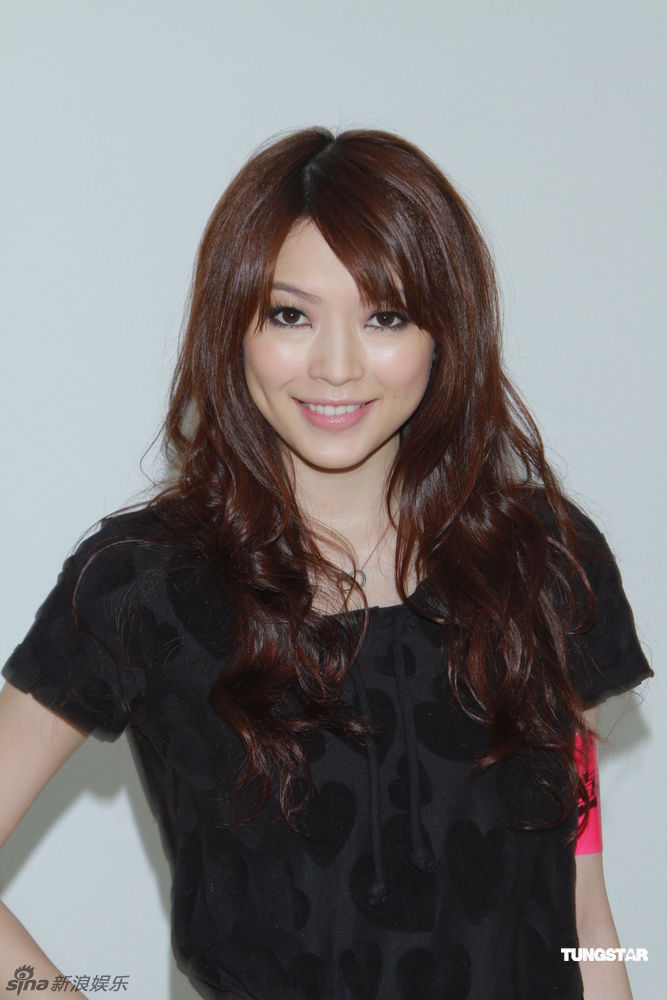 组图:《喜爱夜蒲》拍海报 何佩瑜展酥胸抢风头_高清图集_新浪网