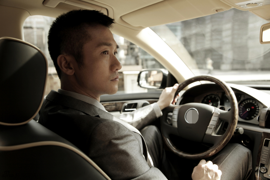 新浪娱乐讯 黄志忠受邀《时尚北京》拍摄了六月刊的封面大片.