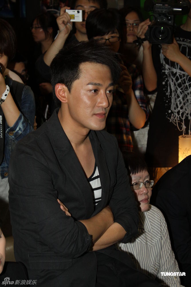 组图:林峰现身电视节现场遭围堵 大方力挺tvb_高清图集_新浪网