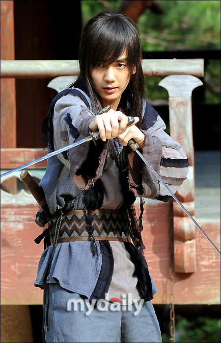 新浪娱乐讯 6月13日下午,韩国sbs台新剧《武士白东秀》在京畿道某民俗