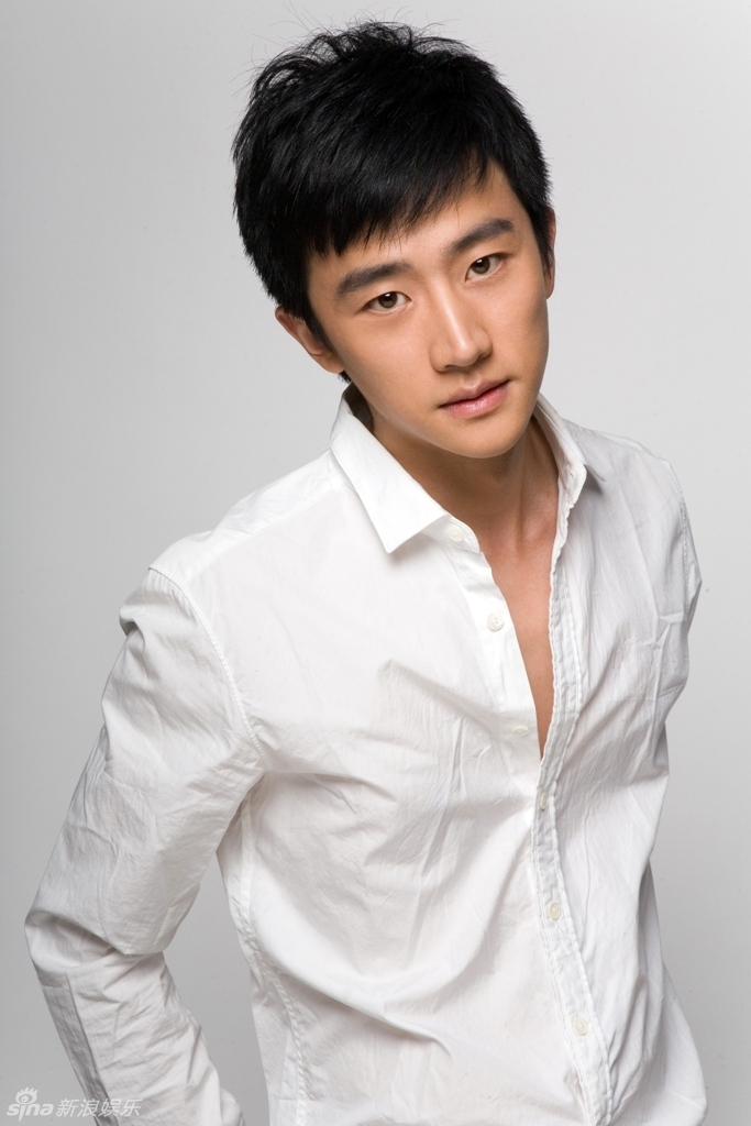组图:新人黄轩最新写真 外形俊朗文舞兼备_高清图集_新浪网