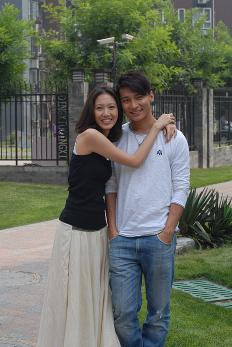 贺刚高露颇有姐弟相