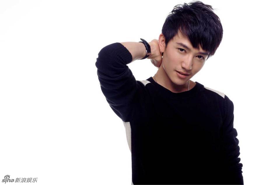 许诺演绎秋装时尚大片 干净利落显忧郁气质