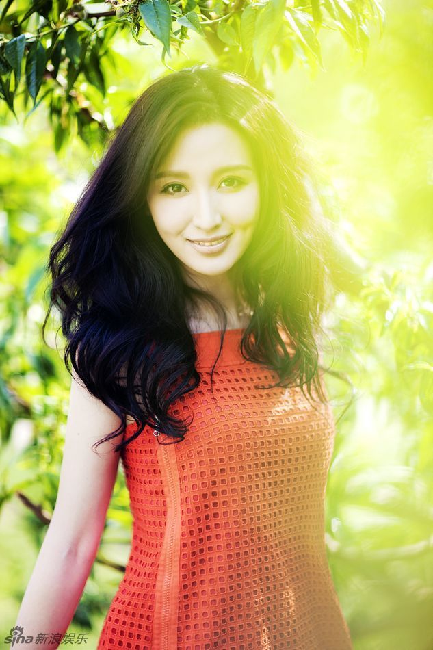 新浪娱乐讯 近日张萌频频拍摄绿色森林系唯美大片,更