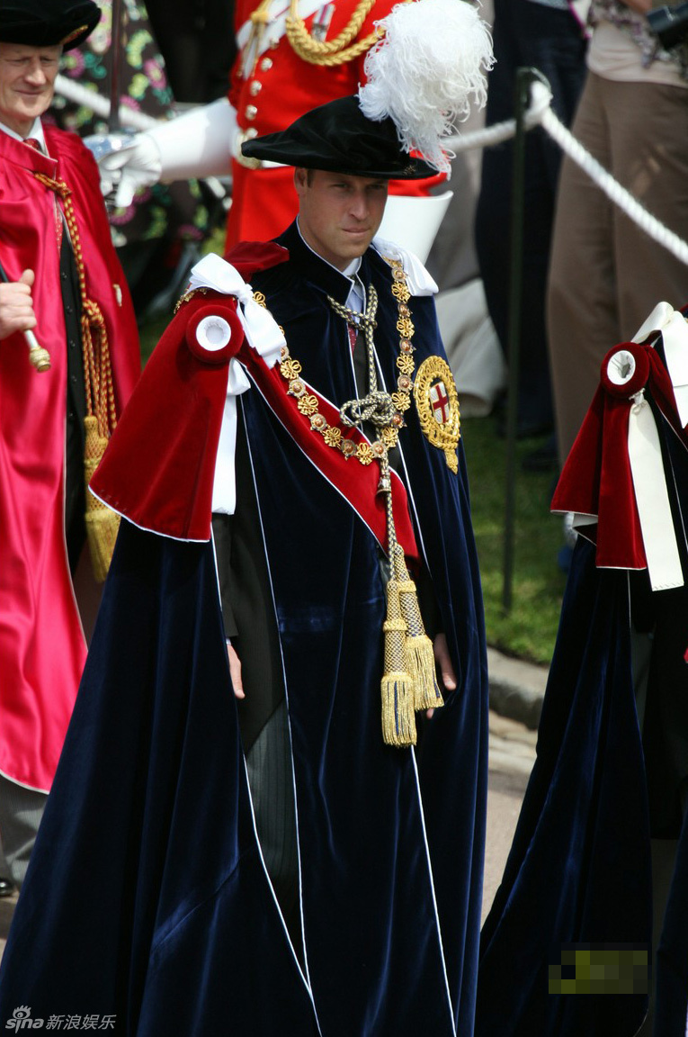 组图:威廉王子着传统服装帅气亮相 凯特伴婆婆甜笑_高清图集_新浪网