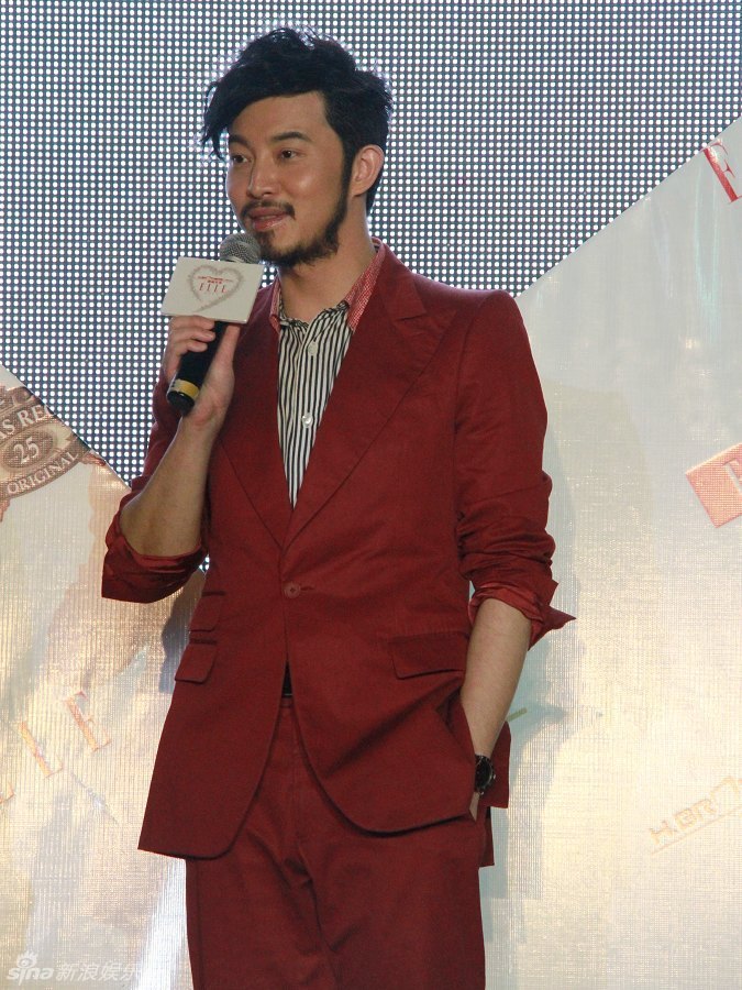 组图:沙溢红衣亮相华谊之夜 透露下月当父亲_高清图集_新浪网