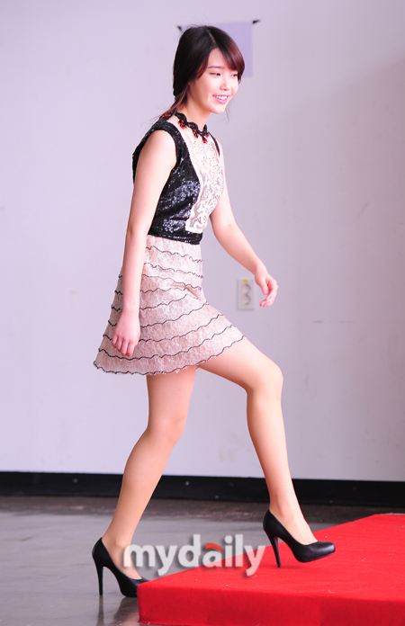 【2011.06.20】【明星】iu举办首场粉丝见面会 收入全捐慈善爱心爆棚