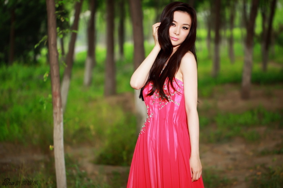 龚洁最新写真红裙动人