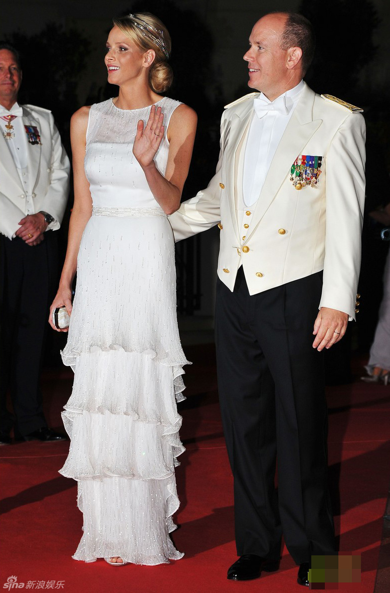 组图:摩纳哥王储大婚 王妃珍珠婚纱典雅华贵赛凯特_高清图集_新浪网