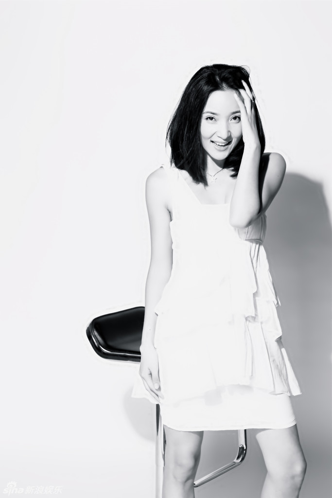 组图:王妍苏纯净黑白写真 清爽迷人笑容甜美_高清图集_新浪网