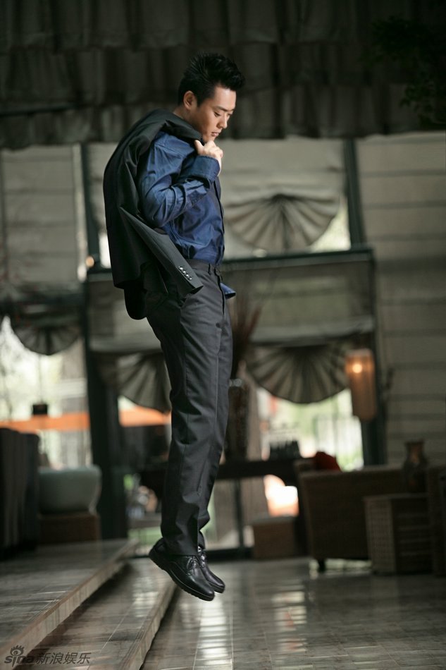 张桐新写真帅气洒脱