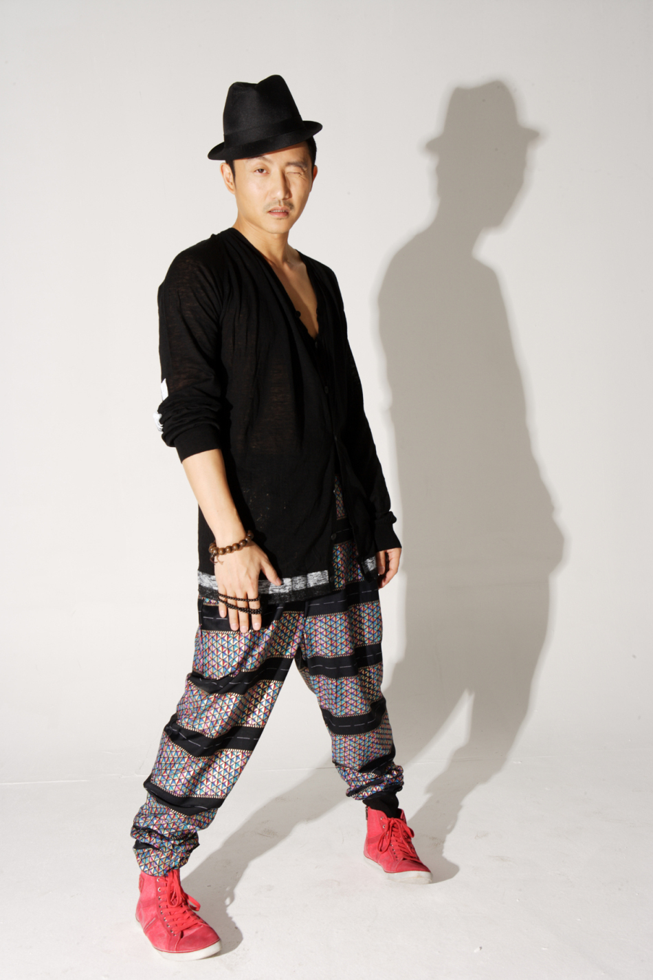 涂松岩展嬉皮风