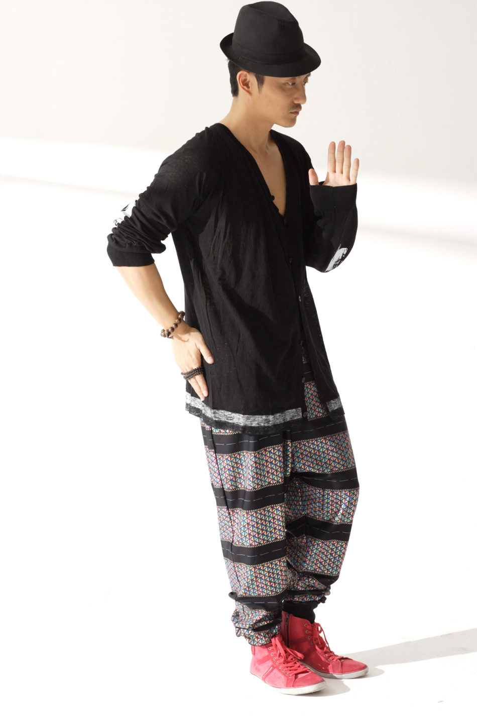 涂松岩展嬉皮风