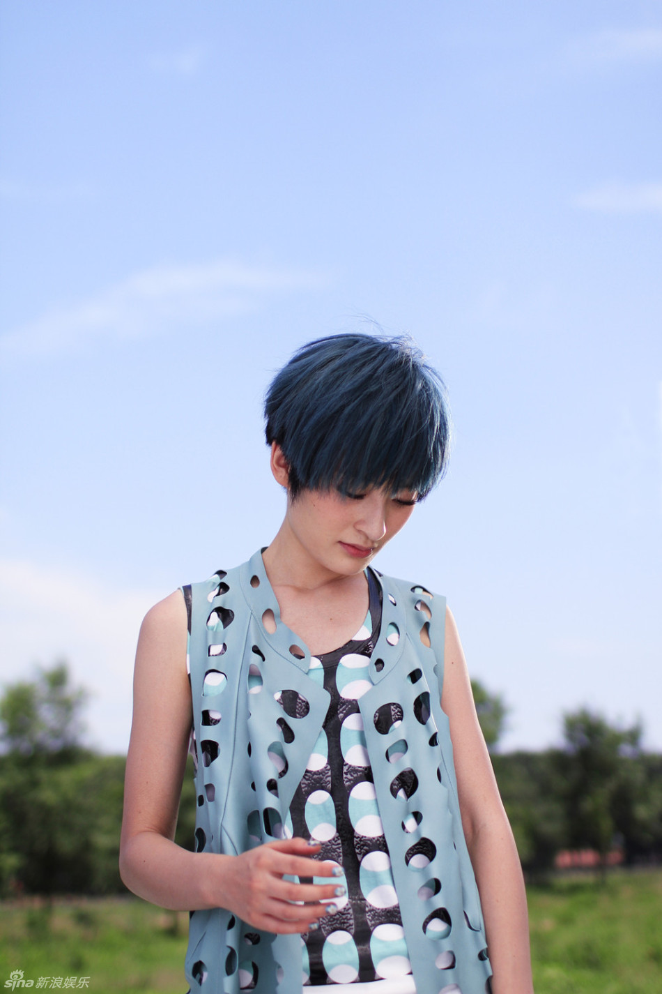 曾轶可曝光烈日写真 蓝天蓝发自然清新