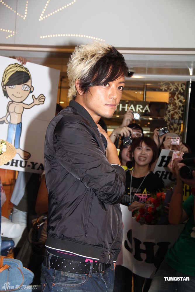 新浪娱乐讯 近日,傅颖,陈嘉桓等和滨崎步前绯闻男友兼著名排舞师shu