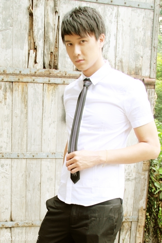 巫迪文最新写真曝光 造型文艺不改阳光本色