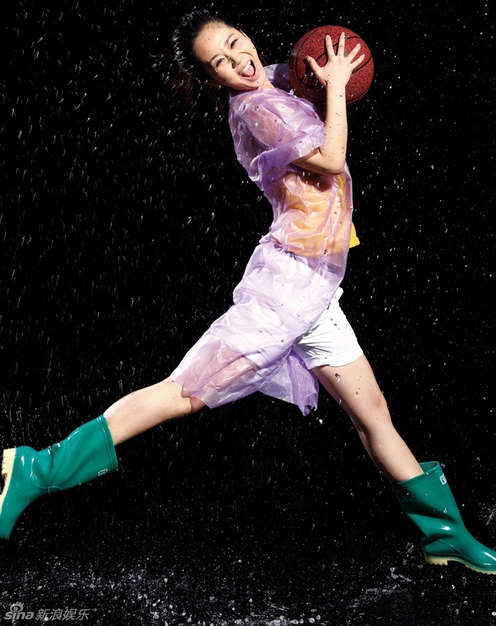 组图:杨紫拍时尚运动大片 水中绽放秀青春活力_高清图集_新浪网