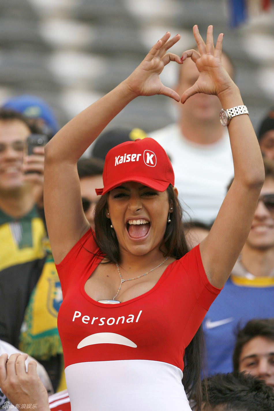 组图:巴拉圭乳神美洲杯酥胸半裸 芳唇微启眼神诱人_高清图集_新浪网