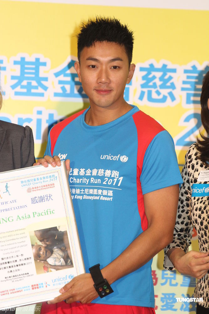 20日香港,此前有报导黄百鸣高价撮合千嬅和旧爱郑中基在银幕合演情侣