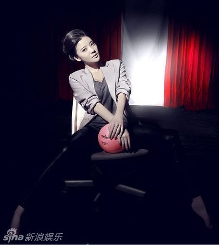 新浪娱乐讯 近日,芭蕾专业出身的演员张璇拍摄了一组写真,片中张璇身