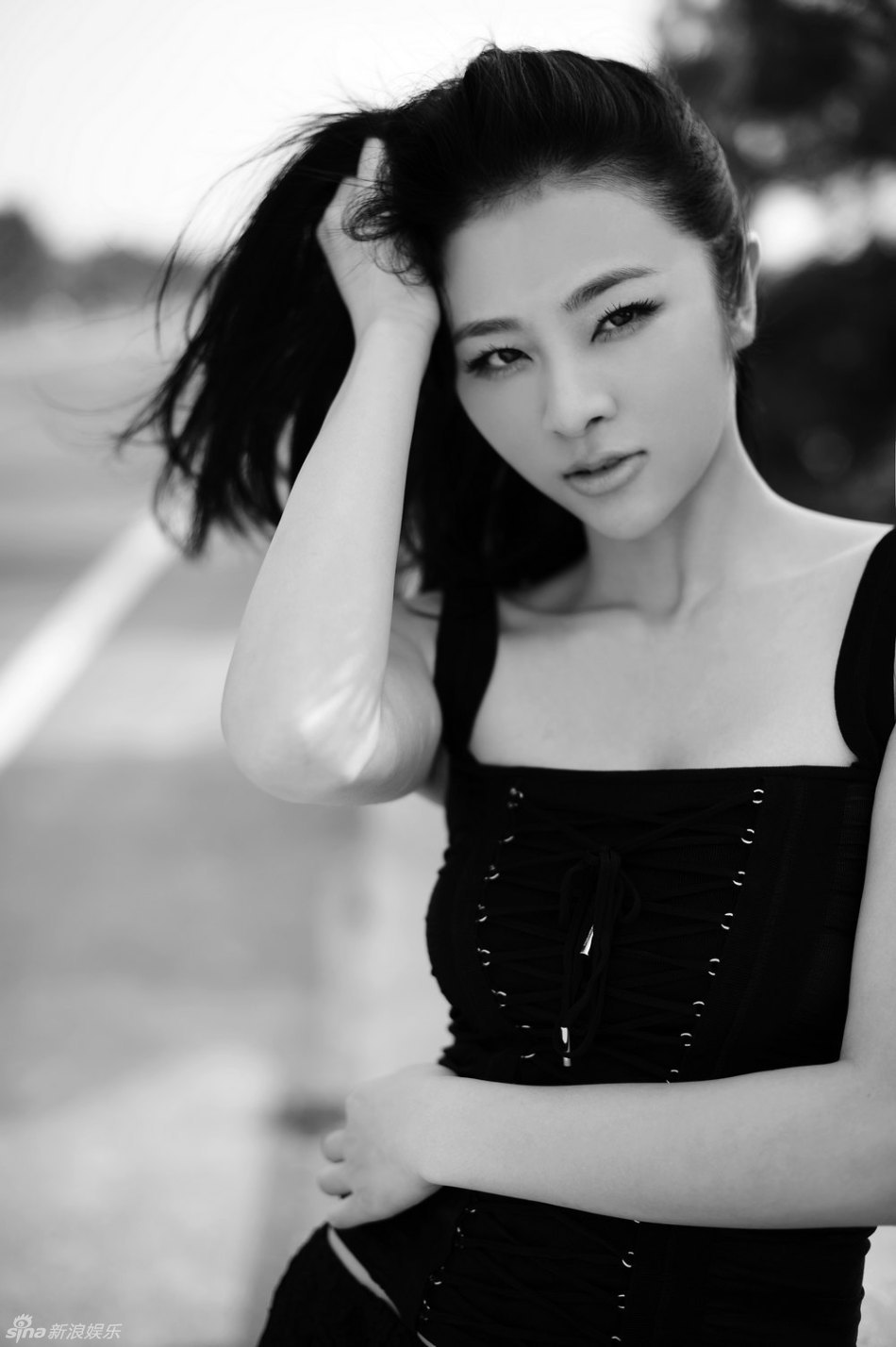 新浪娱乐讯 演员小斯琴高娃最近曝光了一组黑白系列的写真.