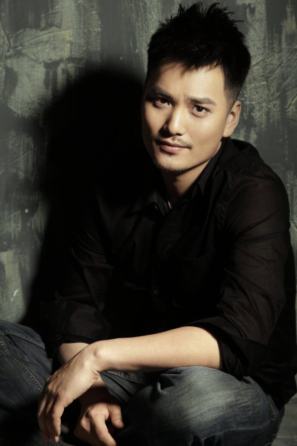 组图:张译文黑色风格写真曝光 休闲风格展沉稳_高清图集_新浪网