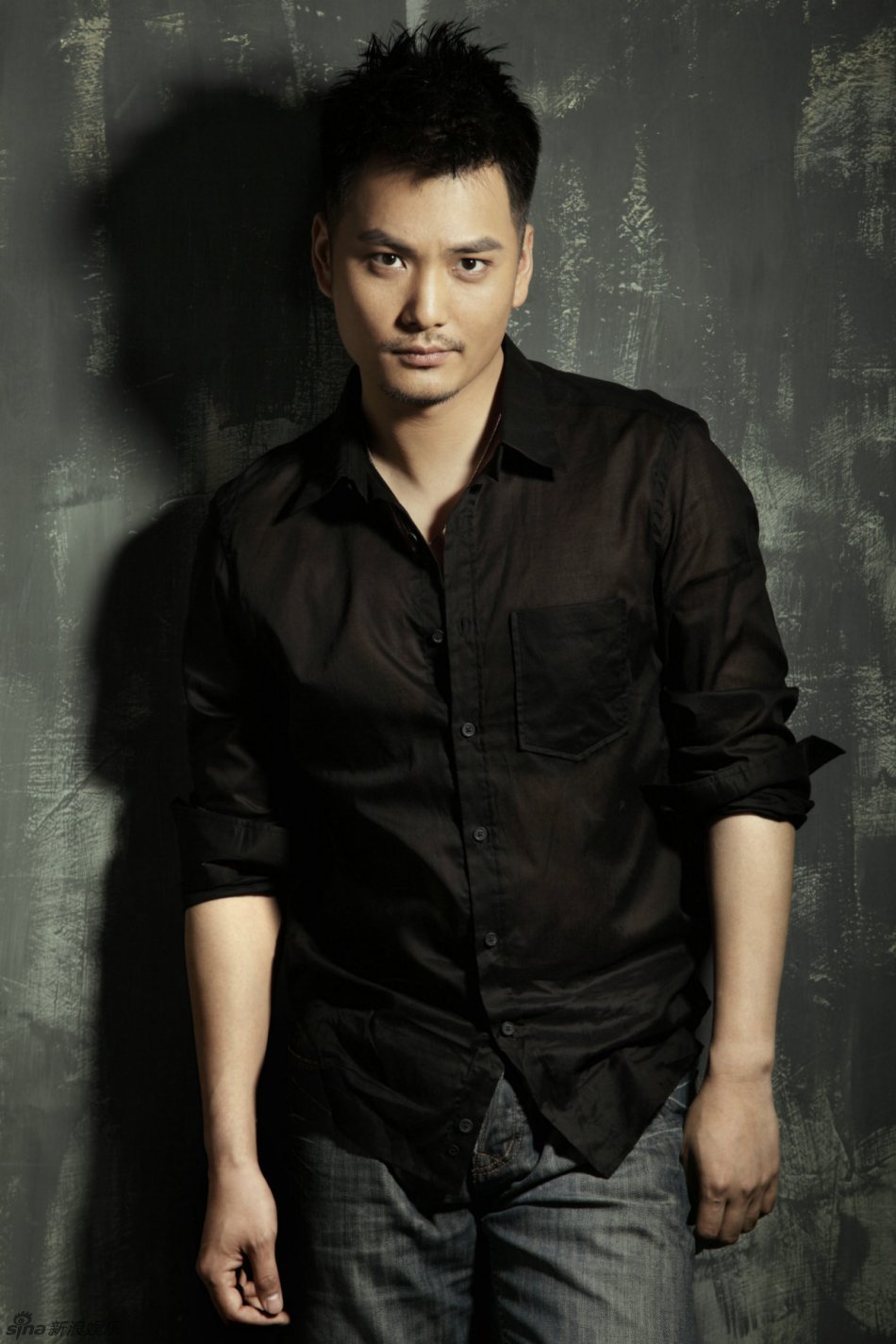 张译文黑色风格写真