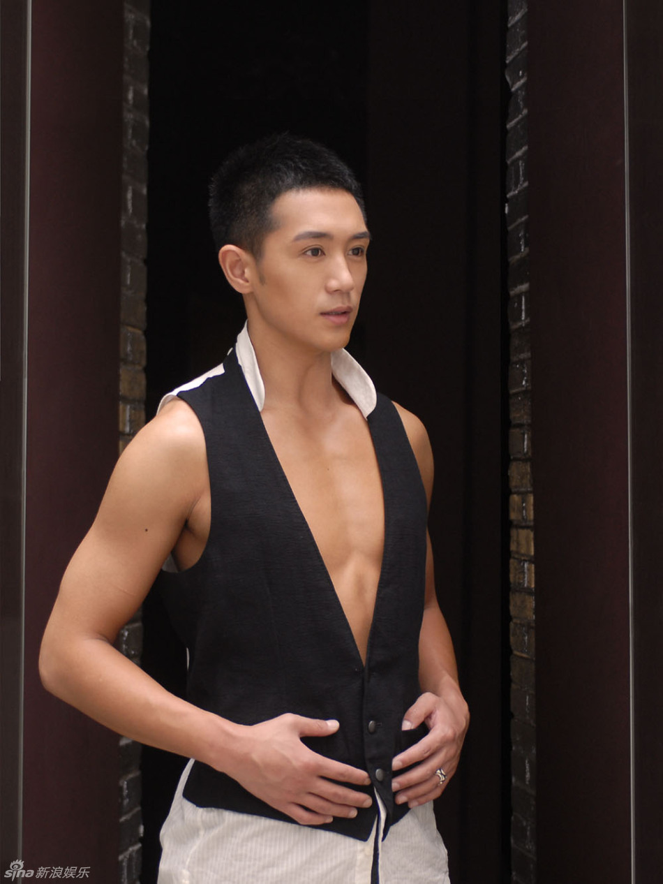 组图:郑晓东新写真大秀胸肌 阳光微笑显男儿魅力_高清图集_新浪网