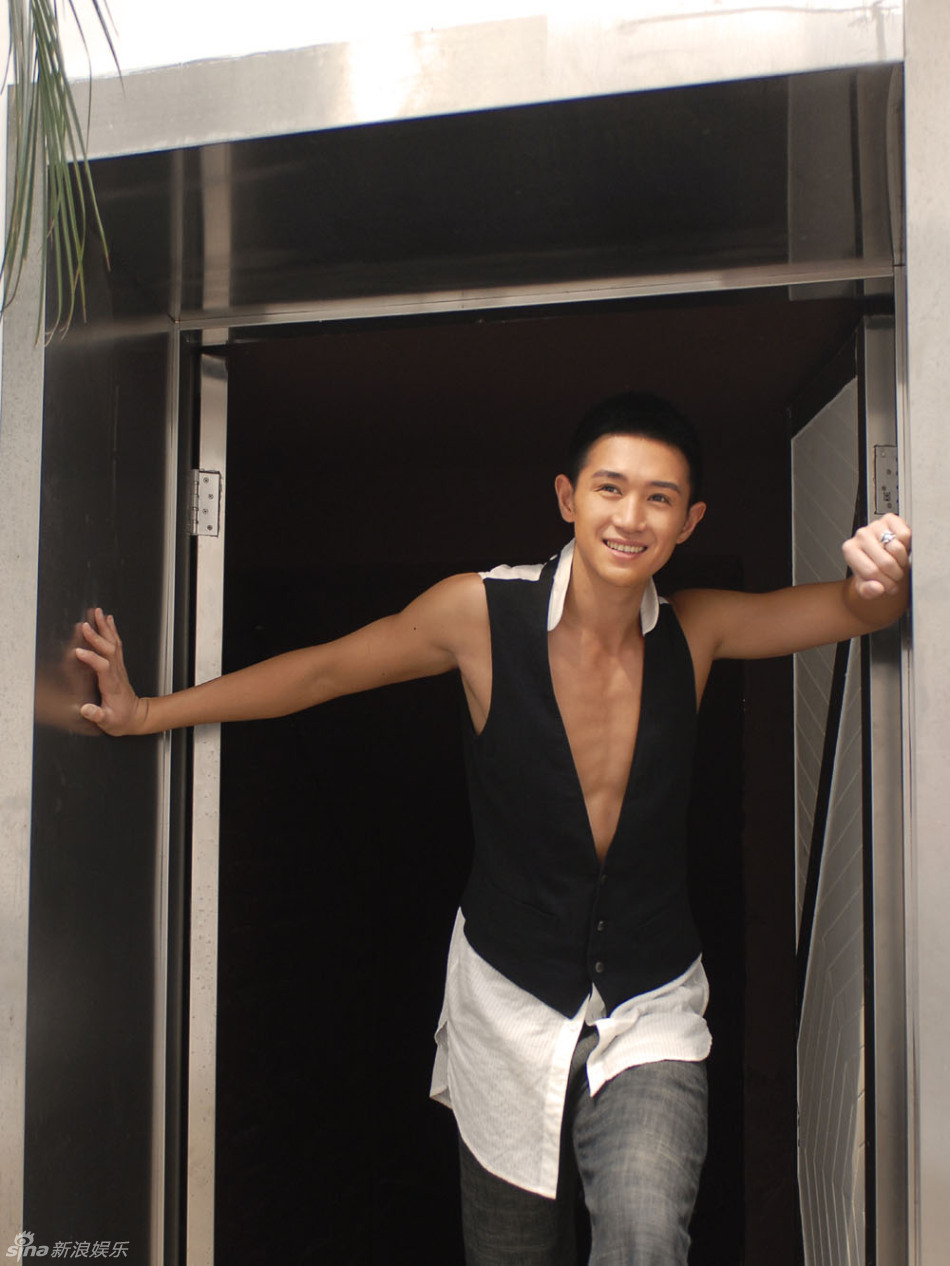 组图:郑晓东新写真大秀胸肌 阳光微笑显男儿魅力_高清图集_新浪网