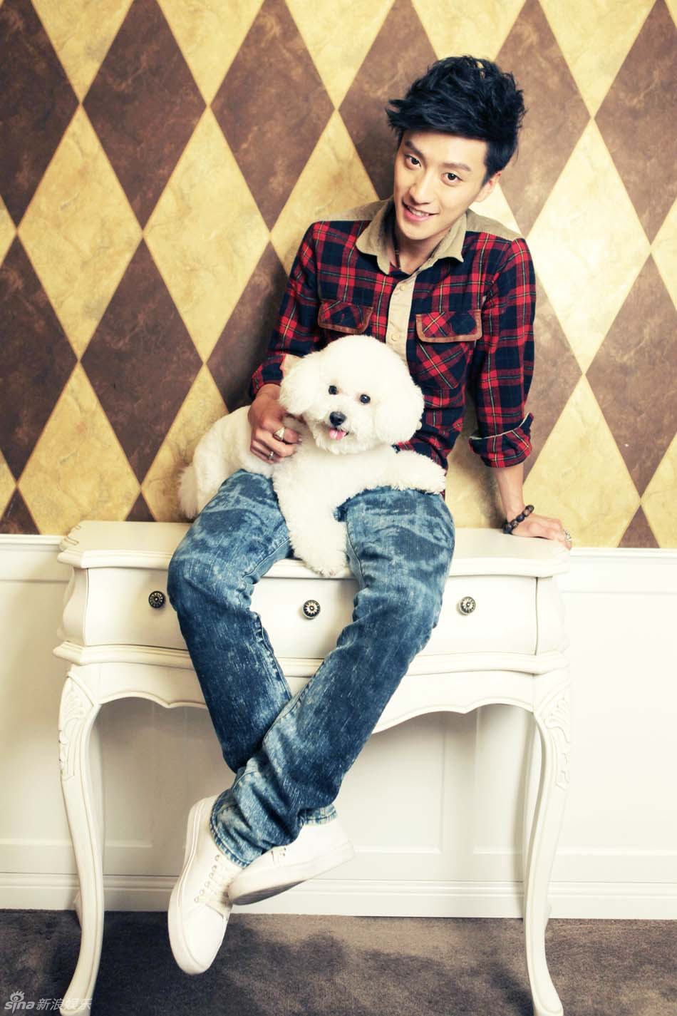 组图:乔任梁携自家宠物狗出镜 关爱小动物显爱心_高清图集_新浪网