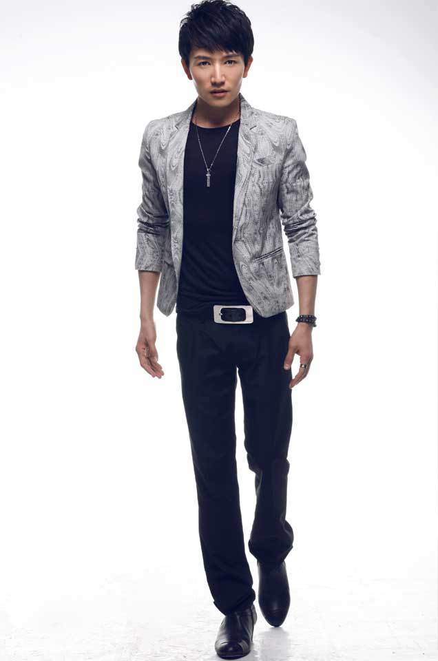 组图:许诺稳重气质写真曝光 显优雅熟男气质_高清图集_新浪网