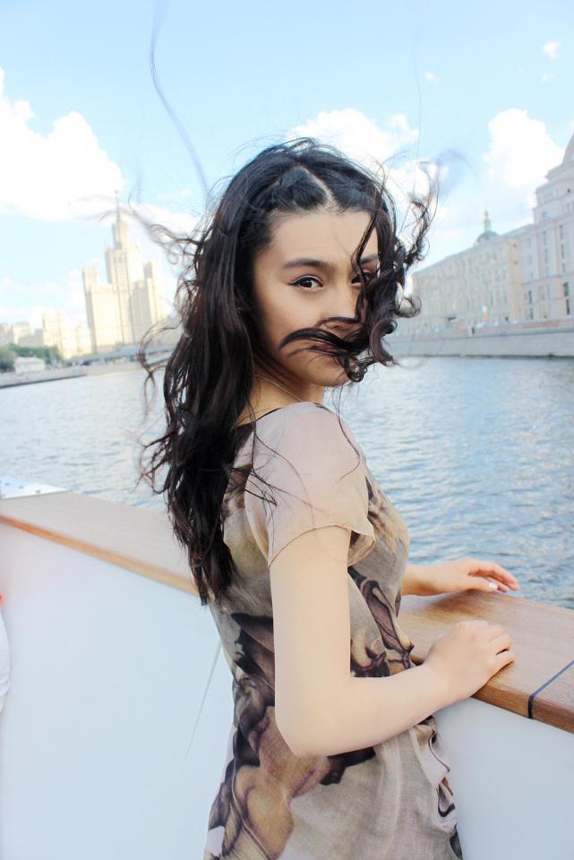 韩丹彤侧身回头