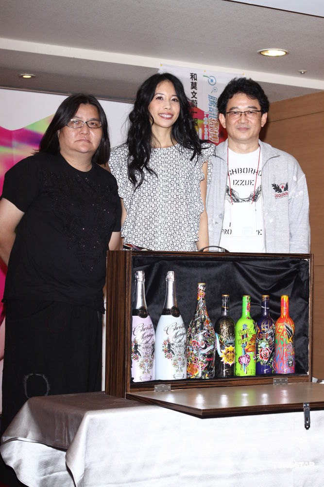 组图:莫文蔚提前穿白纱 卖性感与张亚东同台演出_高清图集_新浪网