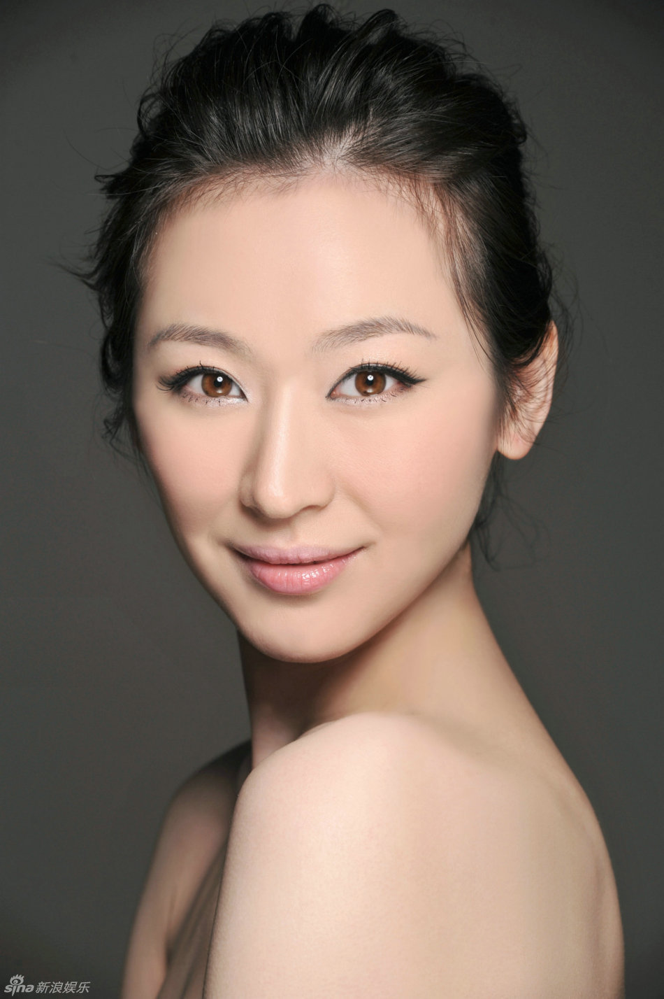 宋雨霏全新写真曝光 黑色紧身衣小露性感[5p]